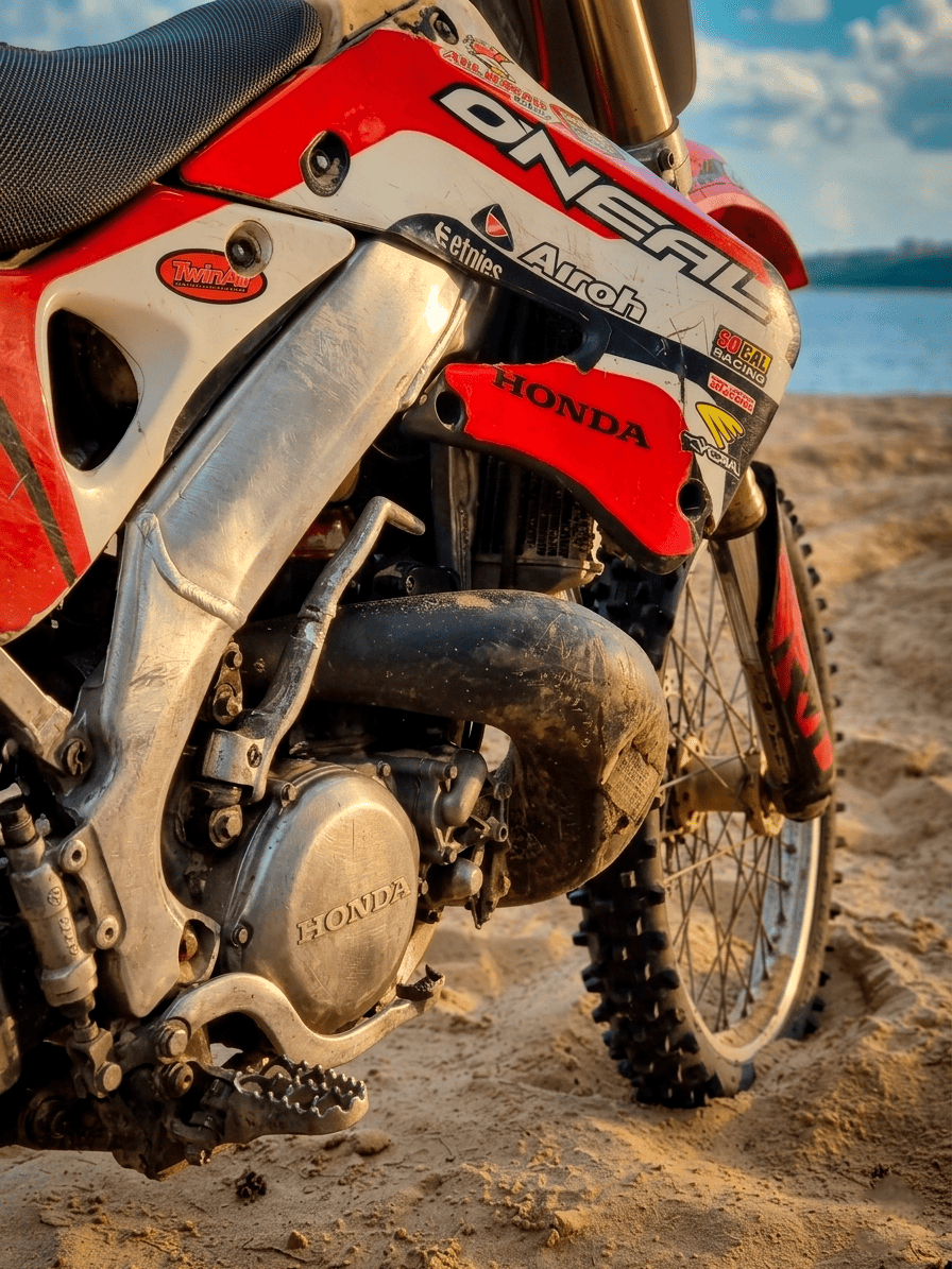 Honda CR250R крупным планом: рама, мотор и пластик